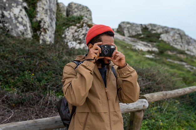 Wędrówki z aparatem: jak podróże rozwijają pasję do fotografii przyrodniczej